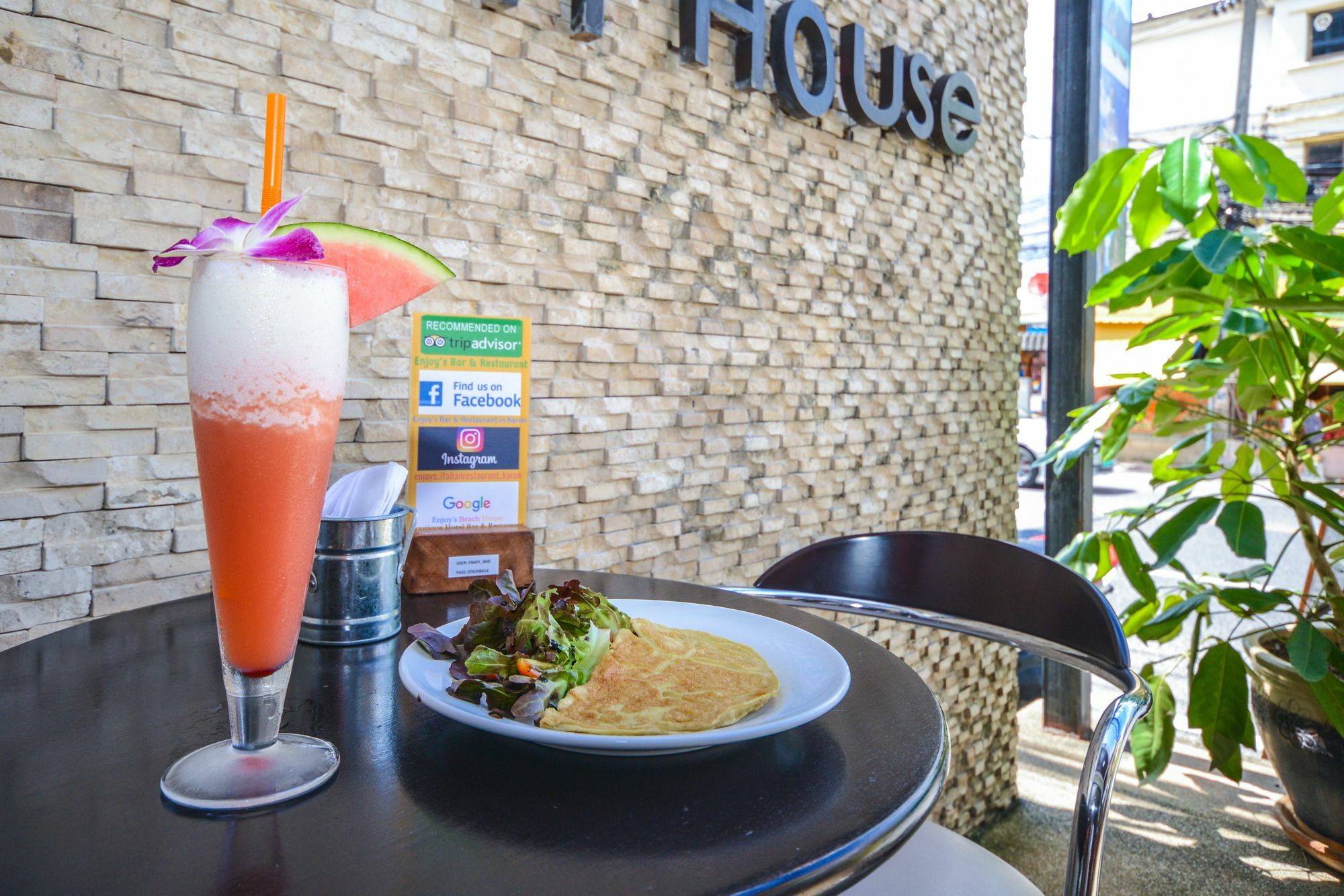 Enjoy'S Beach House & Cafe' Ban Karon Exteriér fotografie